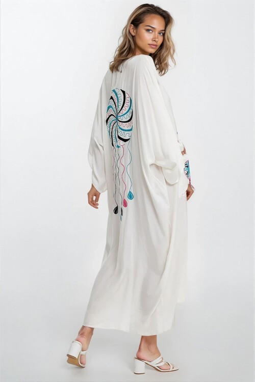 Beyaz Çift Cepli Nakışlı Düğmeli Büyük Beden Elbise