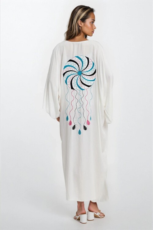 Beyaz Çift Cepli Nakışlı Düğmeli Büyük Beden Elbise