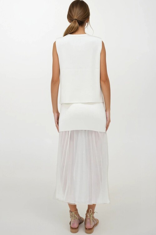 Beyaz Düğmeli Yelek Ve Piliseli Tasarım Etek Triko Takım