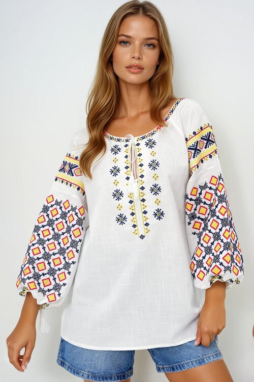 Beyaz Geniş Yaka Nakış İşlemil Yazlık Keten Bluz