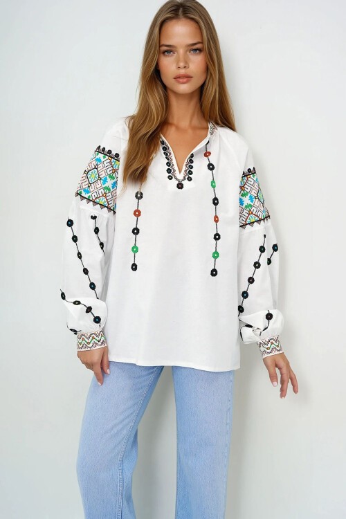 Beyaz Hakim Yaka Nakış İşlemeli Keten Bluz