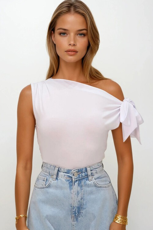 Beyaz Kayık Yaka Fiyonk Bağlamalı Örme Bluz
