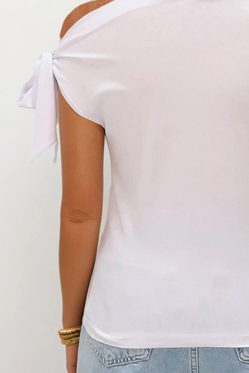 Beyaz Kayık Yaka Fiyonk Bağlamalı Örme Bluz