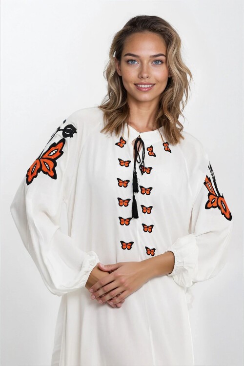 Beyaz Kolları Lastikli Hakim Yaka Püsküllü Büyük Beden Elbise