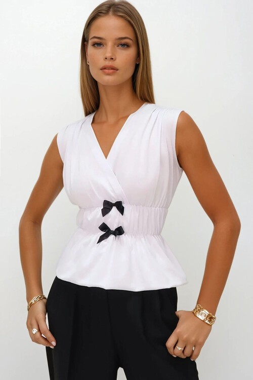 Beyaz Kurvaze Yaka Fiyonklu Beli Büzgülü Kolsuz Örme Bluz