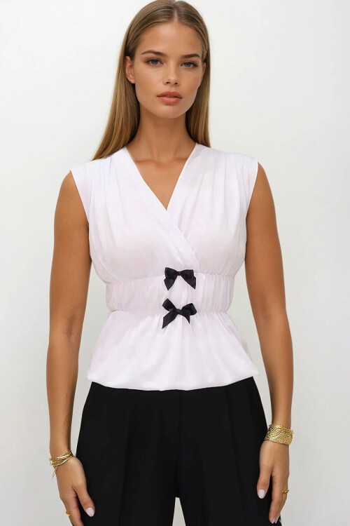 Beyaz Kurvaze Yaka Fiyonklu Beli Büzgülü Kolsuz Örme Bluz