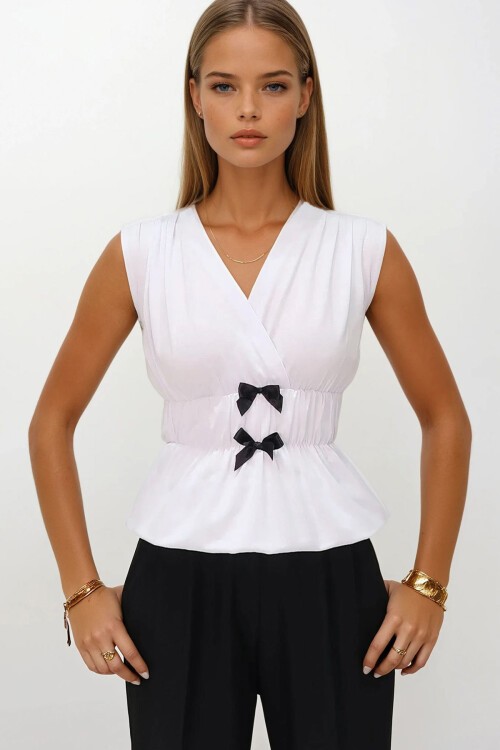 Beyaz Kurvaze Yaka Fiyonklu Beli Büzgülü Kolsuz Örme Bluz