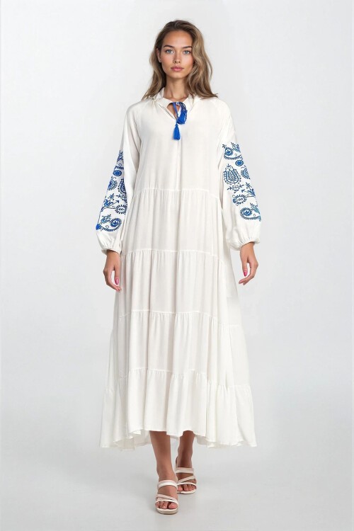 Beyaz Nakış İşlemeli Hakim Yaka Bağcıklı Kolları Lastikli Büyük Beden Elbise