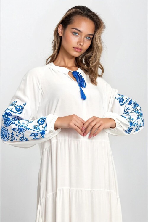 Beyaz Nakış İşlemeli Hakim Yaka Bağcıklı Kolları Lastikli Büyük Beden Elbise