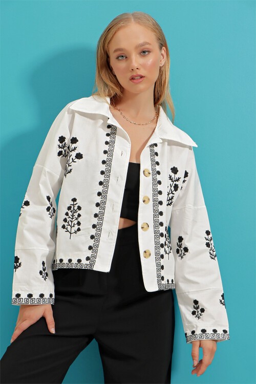 Beyaz Nakış İşlemeli Keten Ceket