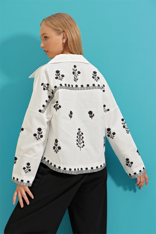 Beyaz Nakış İşlemeli Keten Ceket