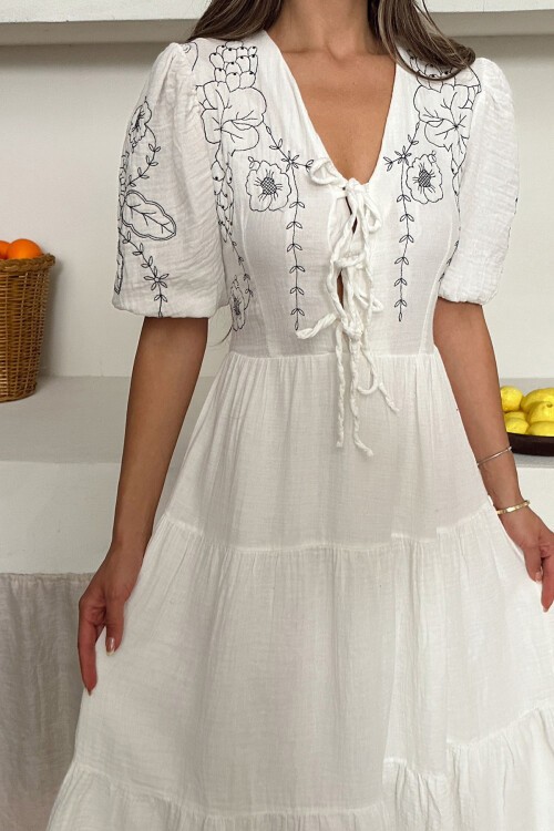 Beyaz Nakışlı Bağlama Detaylı Midi Boy Müslin Elbise