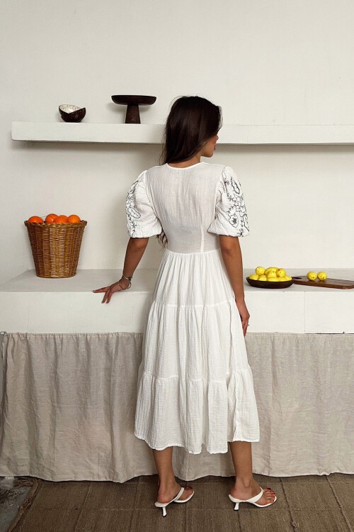 Beyaz Nakışlı Bağlama Detaylı Midi Boy Müslin Elbise