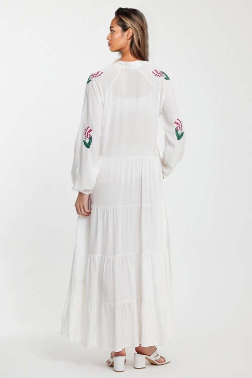 Beyaz Nakışlı Hakim Yaka Bağcıklı Büyük Beden Elbise