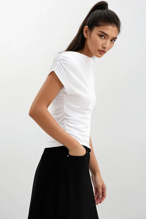 Beyaz Omuzu Büzgülü Viscon Örme Bluz