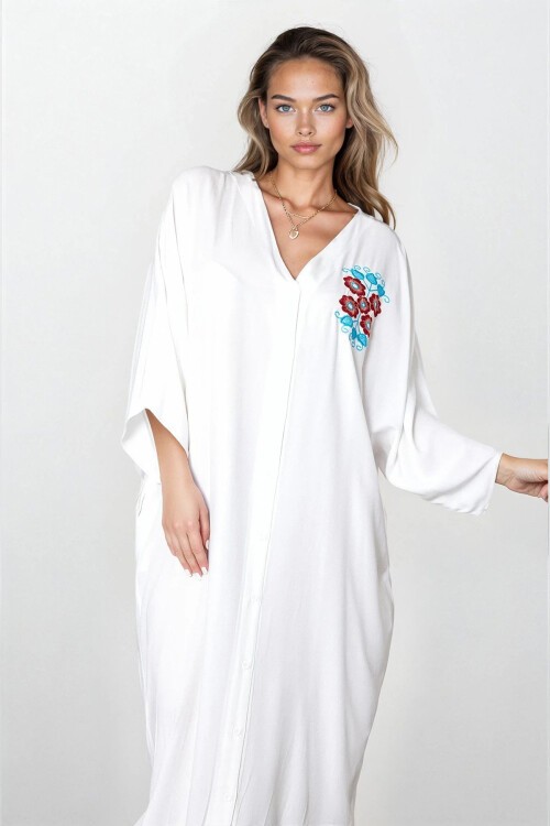 Beyaz Önü Düğmeli Nakışlı Büyük Beden Viskon Elbise