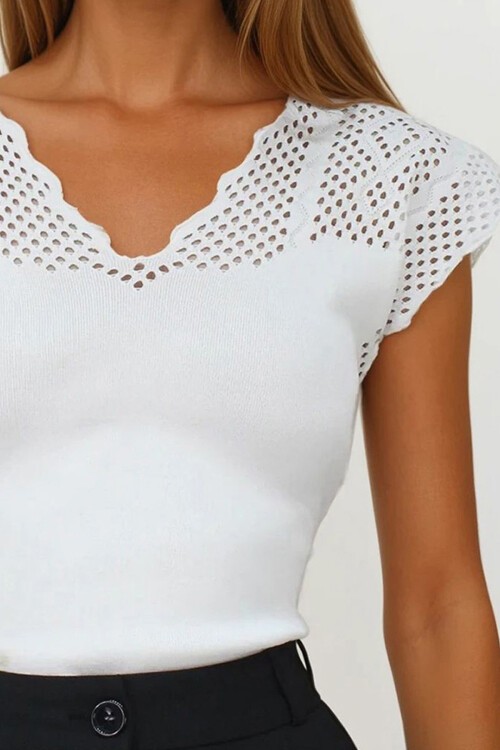 Beyaz Önü Ve Arkası V Yaka Delik Ajurlu Triko Bluz