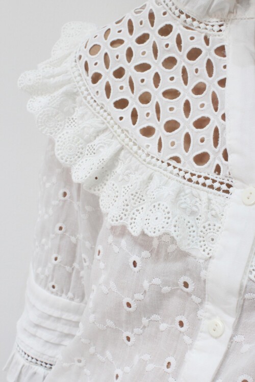 Beyaz Yarım Kol Delik Ajurlu Fisto Gömlek