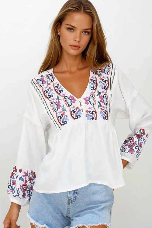 Beyaz Yırtmaç Yakalı Roba Nakışlı Bluz