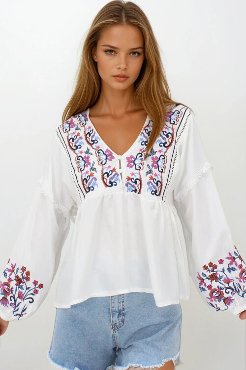 Beyaz Yırtmaç Yakalı Roba Nakışlı Bluz