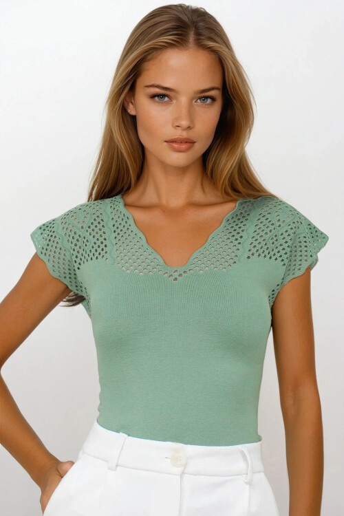 Çağla Yeşili Önü Ve Arkası V Yaka Delik Ajurlu Triko Bluz