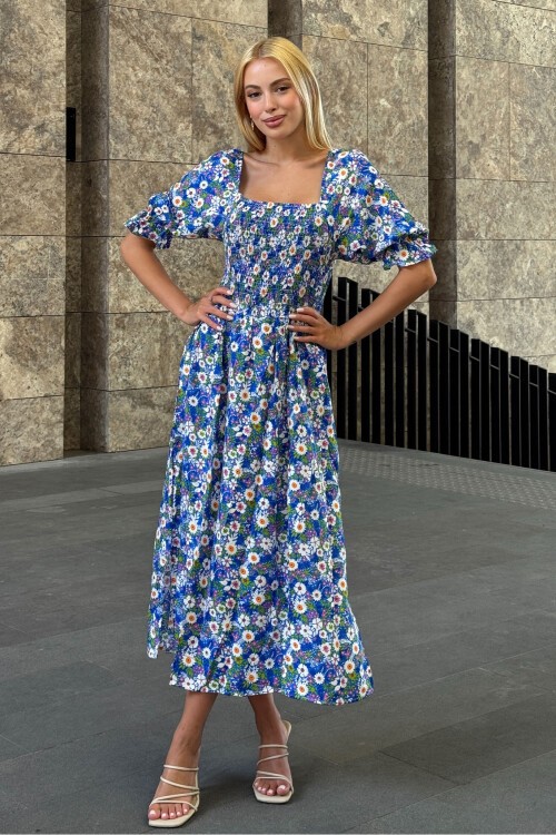 Mavi Çiçek Desenli Madonna Yaka Smok Dikişli Elbise