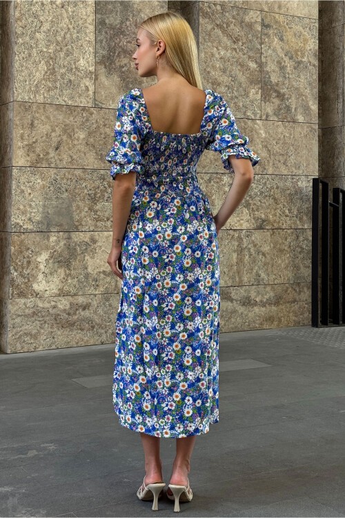 Mavi Çiçek Desenli Madonna Yaka Smok Dikişli Elbise