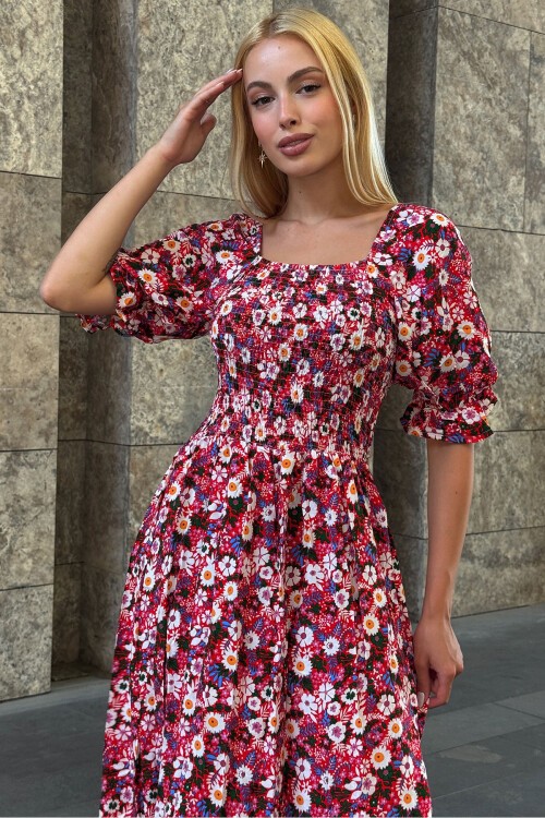 Kırmızı Çiçek Desenli Madonna Yaka Smok Dikişli Elbise