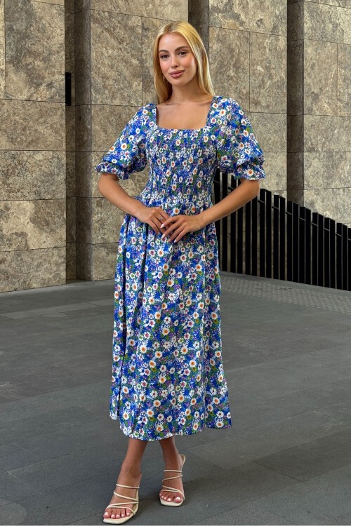 Mavi Çiçek Desenli Madonna Yaka Smok Dikişli Elbise