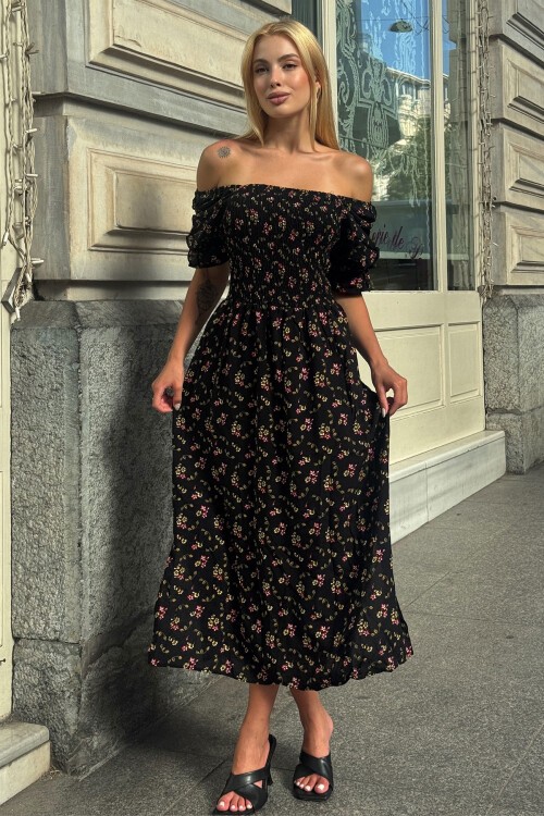 Siyah Çiçek Desenli Madonna Yaka Smok Dikişli Elbise