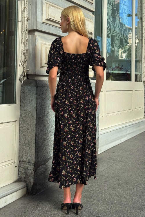 Siyah Çiçek Desenli Madonna Yaka Smok Dikişli Elbise