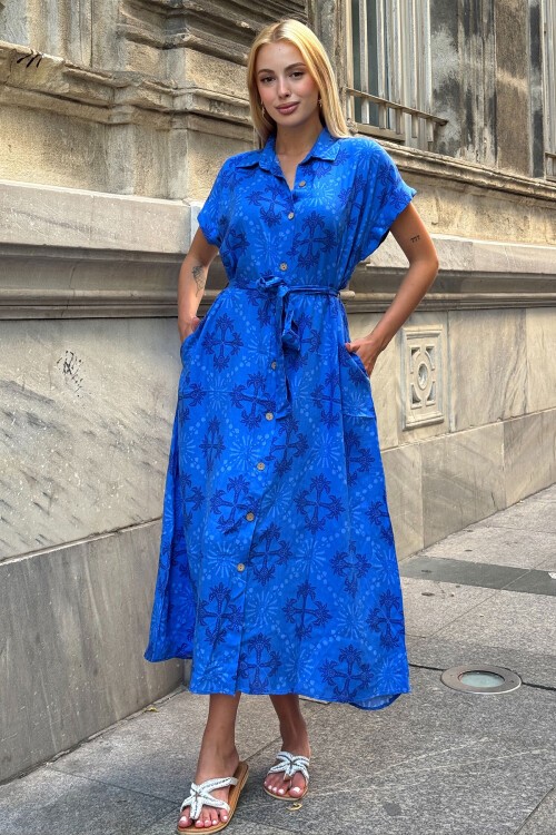 Saks Desenli Kuşaklı Düğme Kamapalı Gömlek Yaka Midi Elbise