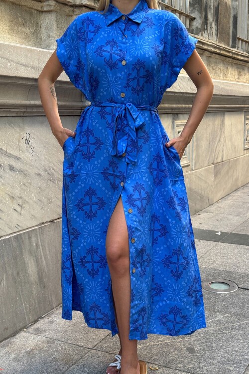 Saks Desenli Kuşaklı Düğme Kamapalı Gömlek Yaka Midi Elbise