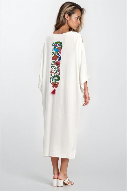 Ekru Çift Cepli Ve Nakışlı Düğmeli Asimetrik Kesim Büyük Beden Elbise