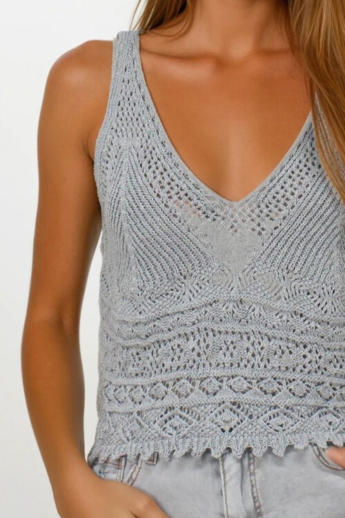 Gri Askılı Ajurlu Örme Crop Bluz