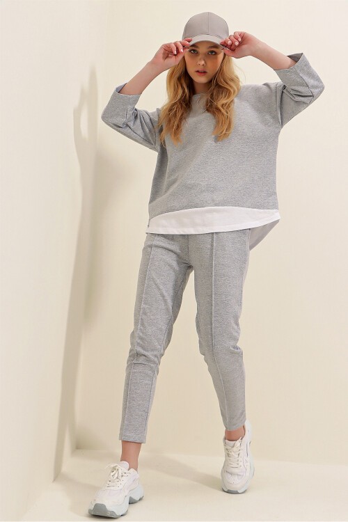 Gri Bisiklet Yaka Renk Garnili Bluz Ve Çift Cepli Nervür Dikişli Pantolon İkili Takım