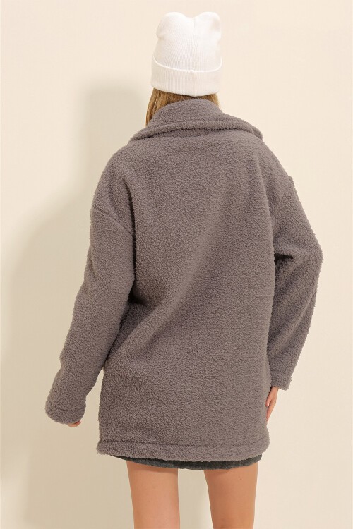 Gri Polo Yaka Çift Cepli Önü Düğmeli Peluş Kaban