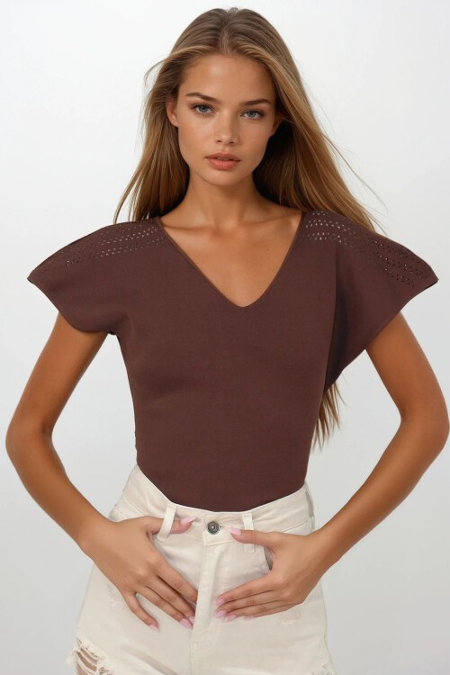 Kahverengi Ajurlu Kolları Yırtmaç Detaylı Triko Bluz