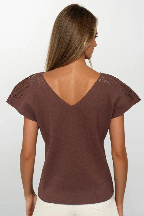Kahverengi Ajurlu Kolları Yırtmaç Detaylı Triko Bluz