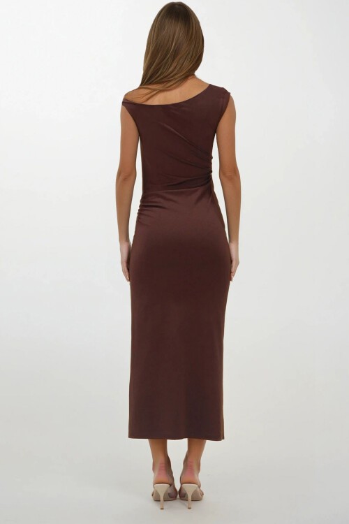 Kahverengi Asimetrik Yaka Halka Detaylı Yanı Büzgülü Midi Boy Elbise