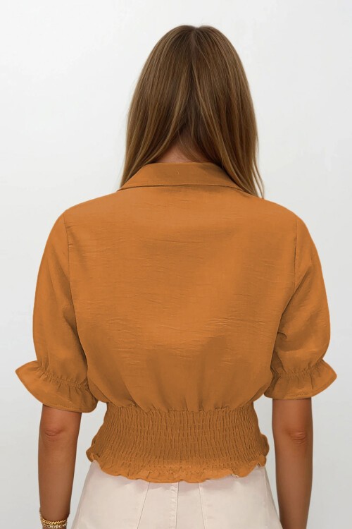 Karamel Beli Lastikli Düğme Kapamalı Gömlek Yaka Bluz