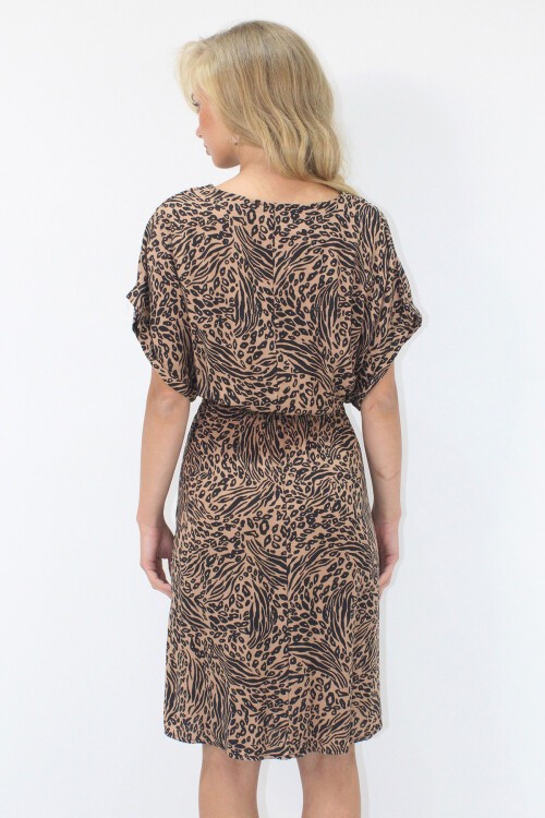 Karamel-Siyah V Yaka Çift Cepli Desenli Beli Gipeli Dokuma Viskon Elbise