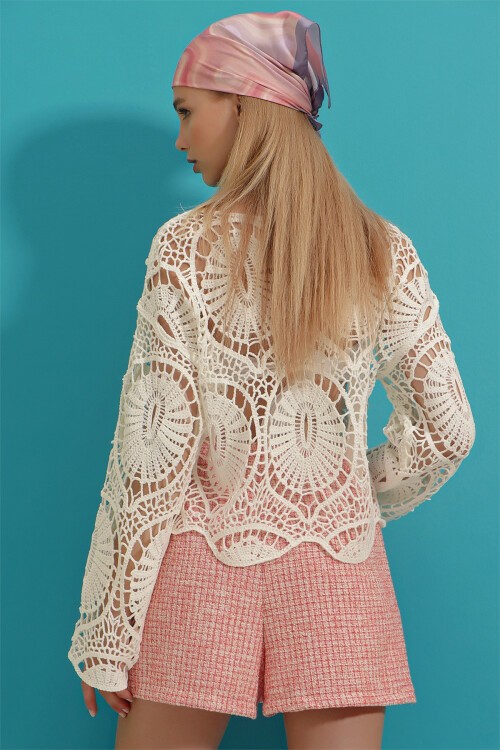 Ekru Kayık Yaka Motifli Kroşe Bluz