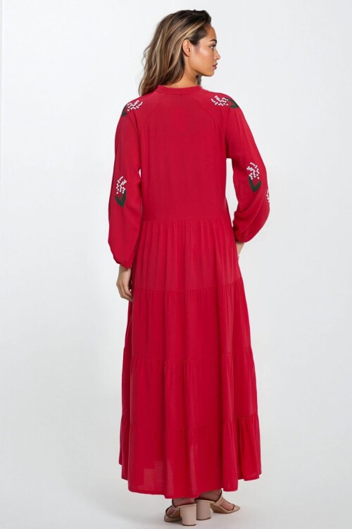 Kırmızı Nakışlı Hakim Yaka Bağcıklı Büyük Beden Elbise