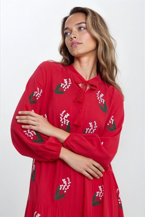 Kırmızı Nakışlı Hakim Yaka Bağcıklı Büyük Beden Elbise