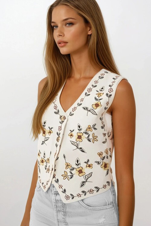 Krem Çiçek Nakışlı Düğme Kapamalı Yelek