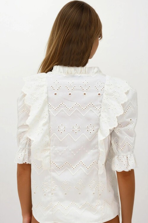 Krem Yarım Kol Lastikli Fırfır Detaylı Güpür Gömlek