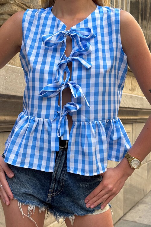 Mavi Bağlama Detaylı Eteği Volanlı Kolsuz Bluz