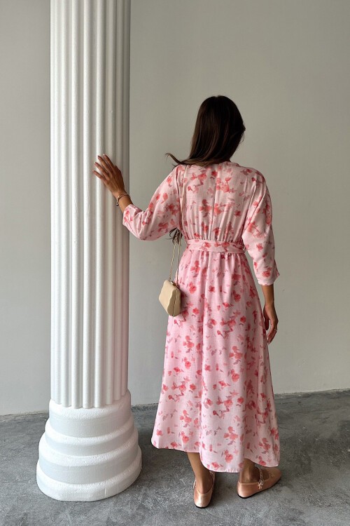 Pembe Kuşaklı Beli Lastikli Kruvaze Yaka Midi Boy Keten Elbise