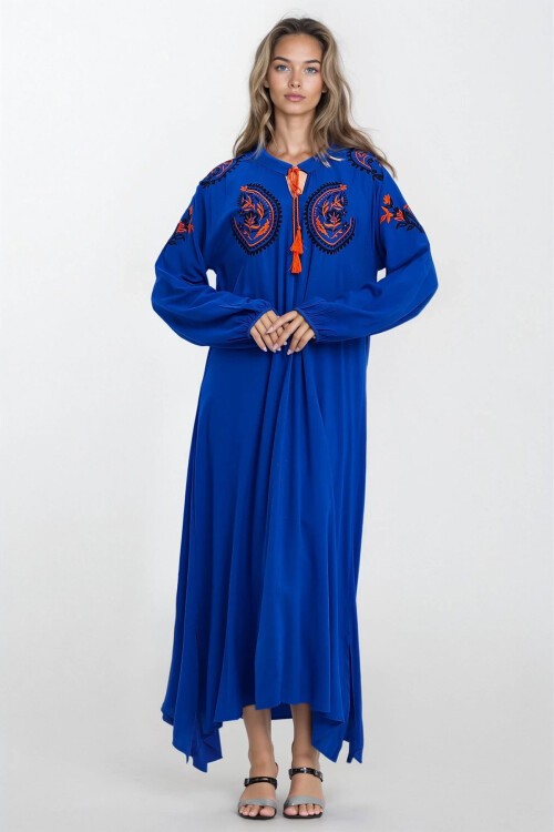 Saks Bağlama Detaylı Nakışlı Büyük Beden Viskon Elbise